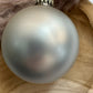 Personalisierte Weihnachtskugel mit großem Angangsbuchstaben